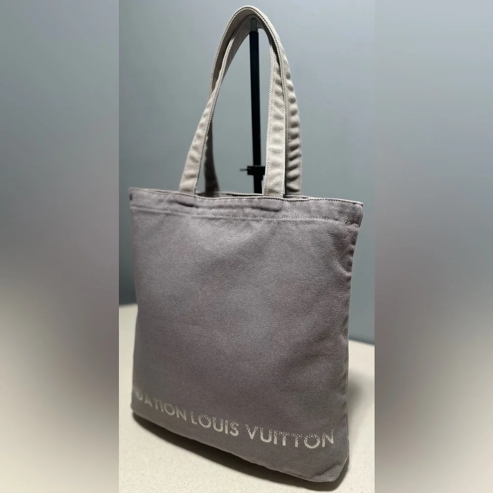 Louis Vuitton Fondation Paris Limited Edition Tote Bag Cotton Grey Unisex - Picture 4 of 11